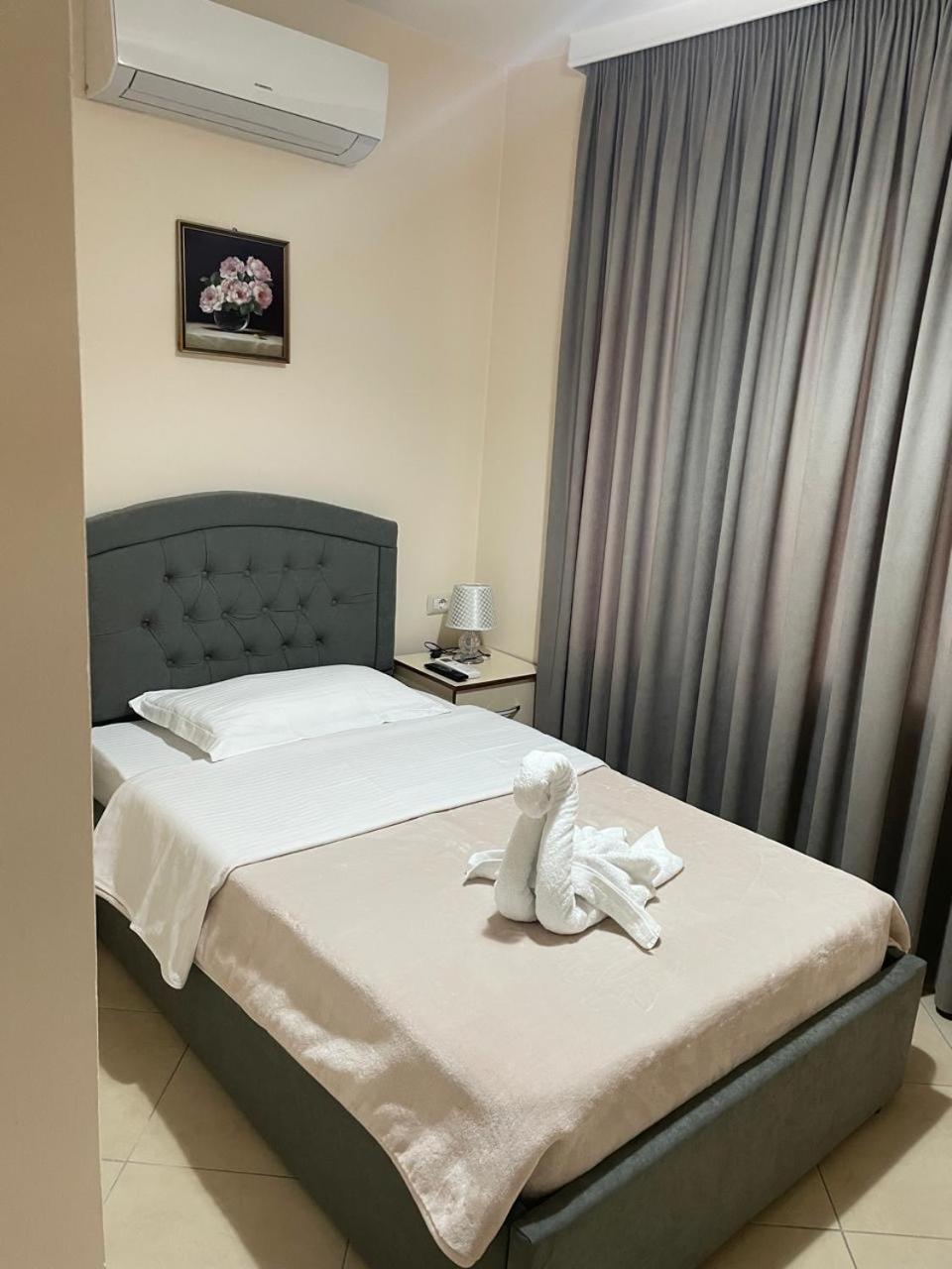 R Hotel Corovode Ngoại thất bức ảnh