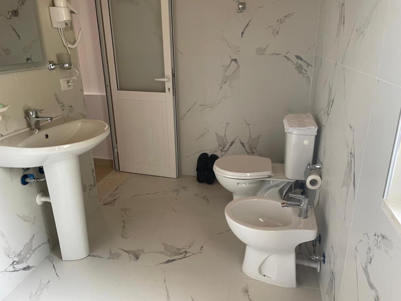 R Hotel Corovode Ngoại thất bức ảnh